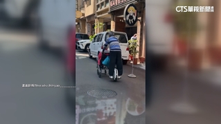 男站電動獨輪車上推輪椅　警：行為已違規將開罰