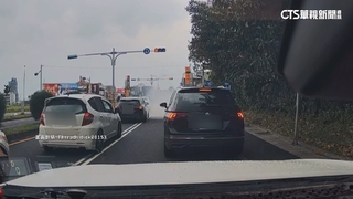 前車燒胎竄白煙霧茫茫　後車「看嘸路」不敢往前開