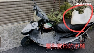 機車載空水桶沒固定好掉落　害後方女騎士摔車牙斷