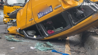 疑駕駛睡著！　休旅車追撞計程車　「四輪朝天」翻覆3傷