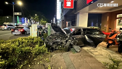 精神不濟! 高雄男開車失控「自撞燈桿」車頭全毀