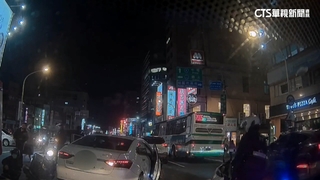 逃逸移工桃園鬧區遭攔心虛　拒檢逃失控衝撞5車2騎士