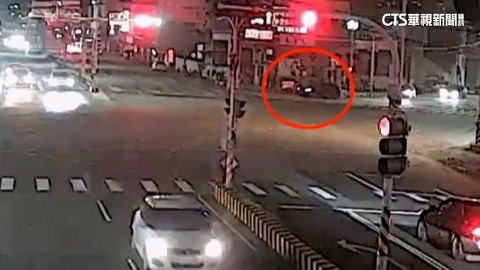 停等紅燈追撞前車 肇事男喊「沒駕照」加速逃逸