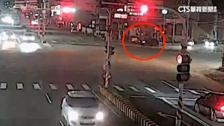 停等紅燈追撞前車　肇事男喊「沒駕照」加速逃逸