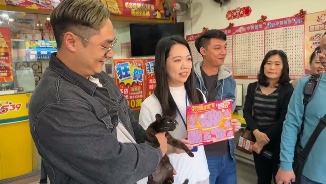 現實版貓的報恩！　台中男子救浪貓刮中「100萬」大獎 | 華視新聞