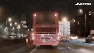 遊覽車偏移悚撞分隔島　疑側風大+旁車左靠