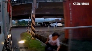 7旬婦丟回收意外墜大排　清潔隊員摸黑救援成功