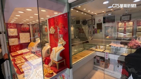 男持榔頭搶銀樓未遂 狂砸「展示櫃+玻璃門」逃跑