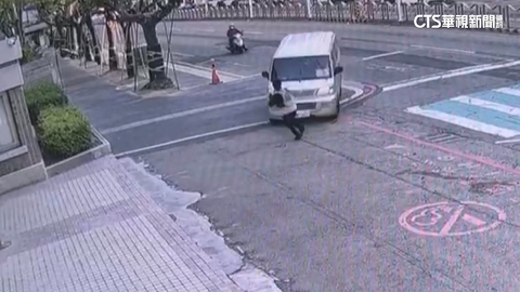 【台語新聞】水利局外包廠商酒駕猛撞 中科大男職員險遭輾