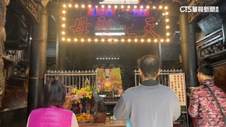 擲筊拚手氣！　嘉義東石港口宮送五尊「金媽祖神尊」