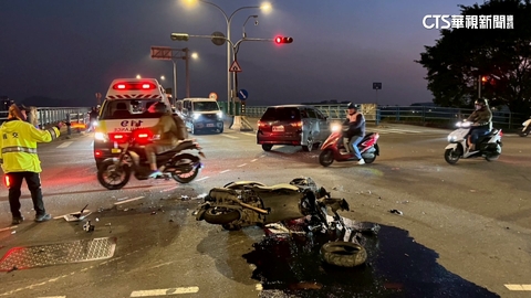 轎車左轉上橋與直行機車碰撞 騎士骨折送醫