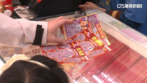 春節連假第一日投注站湧人潮 民眾刮刮樂試手氣