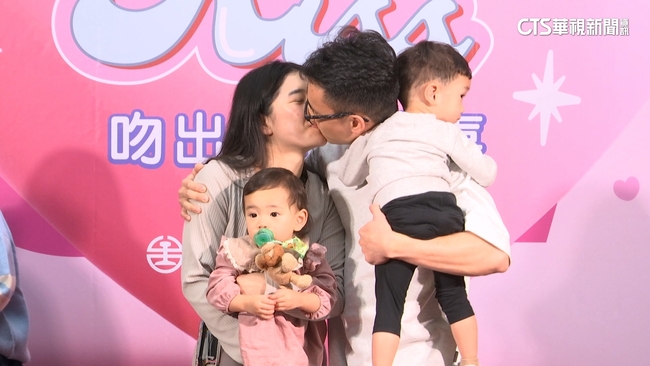 西洋情人節放閃！　台北車站情侶「接吻大賽」登場 | 華視新聞