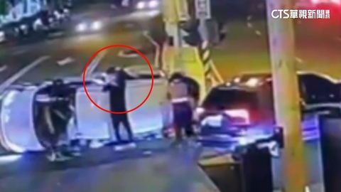 南投草屯閃燈路口撞一團! 廂型車翻覆3人受困