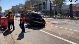 疑加班精神不濟自撞路樹翻車　波及二手車行5轎車