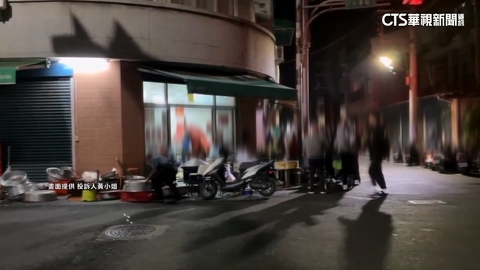 年菜業者爐具搬到馬路邊開煮!民怨阻交通 警:加強取締