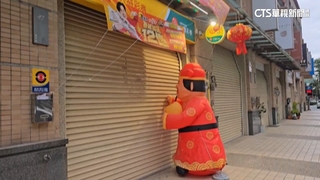 「讓我進去！」財神爺人偶狂敲彩券行大門　開出百萬大獎