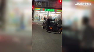 離譜當街砸車！男疑不滿碰撞「大石砸窗」　遭逮送辦