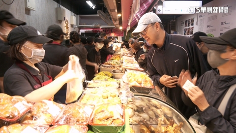 除夕團圓！　熟食名店人潮爆「4點就來排」　業者增人力應戰