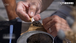 CNN主播體驗法國美食　巧克力可頌+奢華魚子醬吃法