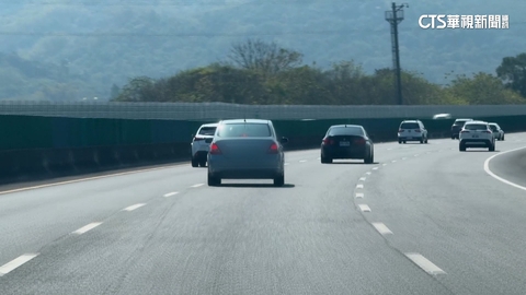 國三「蛇行車」搖擺20公里　「壓線險撞」他車忙閃避