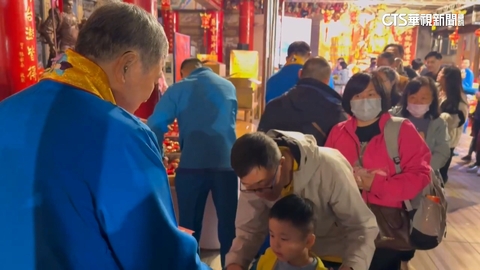 除夕夜松山慈惠堂發錢母跟發財金 排隊人龍延伸至山腳