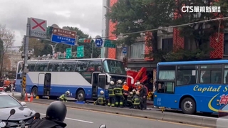 大年初一就出事！遊覽車逆向撞3傷　騎士閃不及遭夾擊