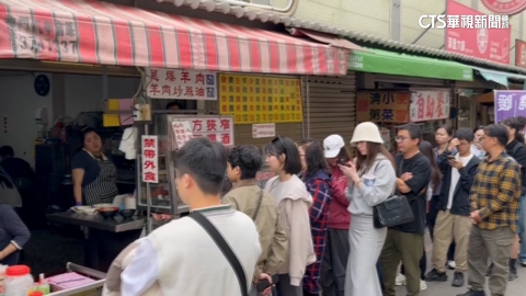 新年到!雲林朝天宮人潮爆滿 攤商備5倍貨搶賺過年財