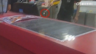 知名連鎖店炸雞掉地　顧客驚目睹撿起丟回油鍋