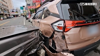恍神肇禍？休旅車突擦撞路邊4車　副駕駛卻下車落跑
