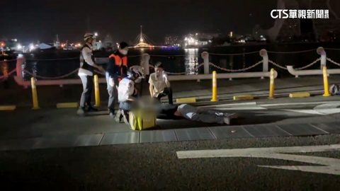 暗夜碼頭驚魂! 男騎電動滑板車自撞防撞桿濺血