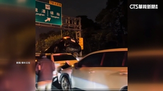 國一高架楊梅段5車追撞　1黑車「整輛鏟起」幸無人傷