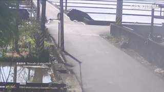 春節連假兩車擦撞「車頭栽水田」　居民：宜蘭日常