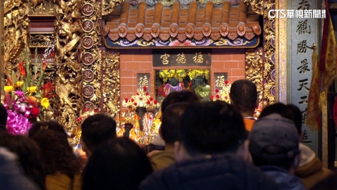 初二回娘家.補財庫! 烘爐地人潮爆「搶跟土地公結緣」