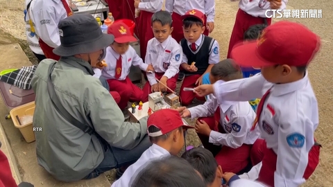 超迷你!印尼「袖珍小吃攤」暴紅 吸大批學生光顧