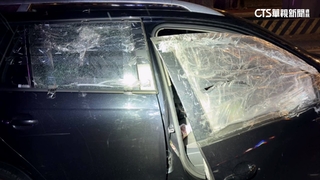 債務糾紛！愛車遭3嫌砸　駕駛逃命撞分隔島棄車報警