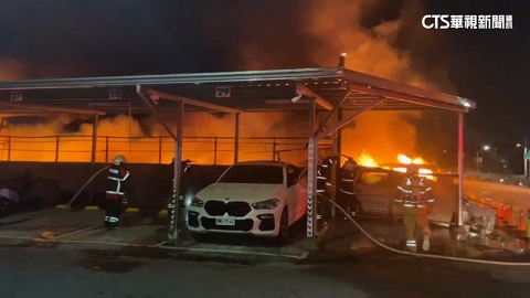 台南典當車放置場大火　逾300輛汽.機車全燒光