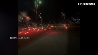 民眾金色水岸放煙火　疑「方向放反」失控往人群炸