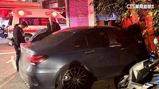 深夜撞民宅！駕駛稱「恍神」　毒駕反應被識破.車內藏毒