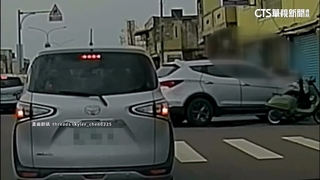 雙載機車與轉彎轎車碰撞　後座未戴安全帽將開罰