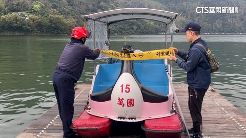 花蓮鯉魚潭天鵝船翻覆! 8歲男童受困船艙底部亡
