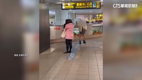 北車咖啡廳前噴辣椒水　刺鼻味飄散.民眾狂咳