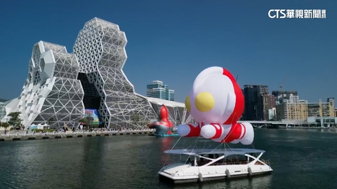 8米高「Q版初代力霸王」初四繞行愛河灣　民眾搶拍