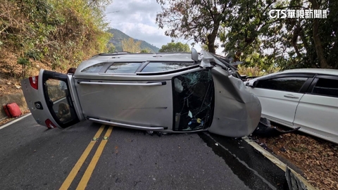 休旅車與自小客車擦撞　休旅車側翻造成11人受傷