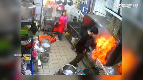 險！煮薑母鴨「米酒外溢火源」瞬起火　老闆險被火吻
