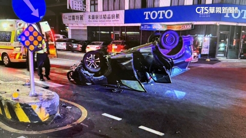 你累了嗎？自撞庇護島致翻車　駕駛臉部受傷