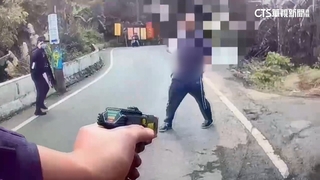 男持利器路邊揮舞　警持拋射式電擊槍.鋼叉圍捕