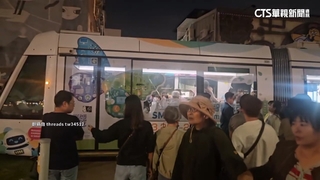 高雄輕軌與行人擦撞　列車一度停駛逾半小時