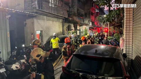 三重仁愛街清晨火警！　雜物起火冒煙　警消火速救出2人