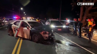 警車被劫追疏失！　民眾直擊醉漢晃到警車旁沒人攔